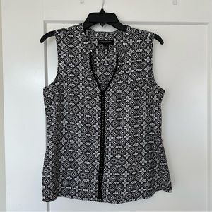 Banana Republic Black and white V neck Sleeveless Blouse Size S